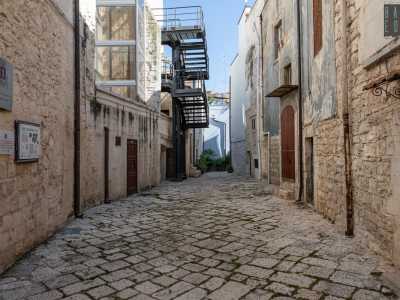 Adiacente al �Carit�� si trova chiasso Elia...